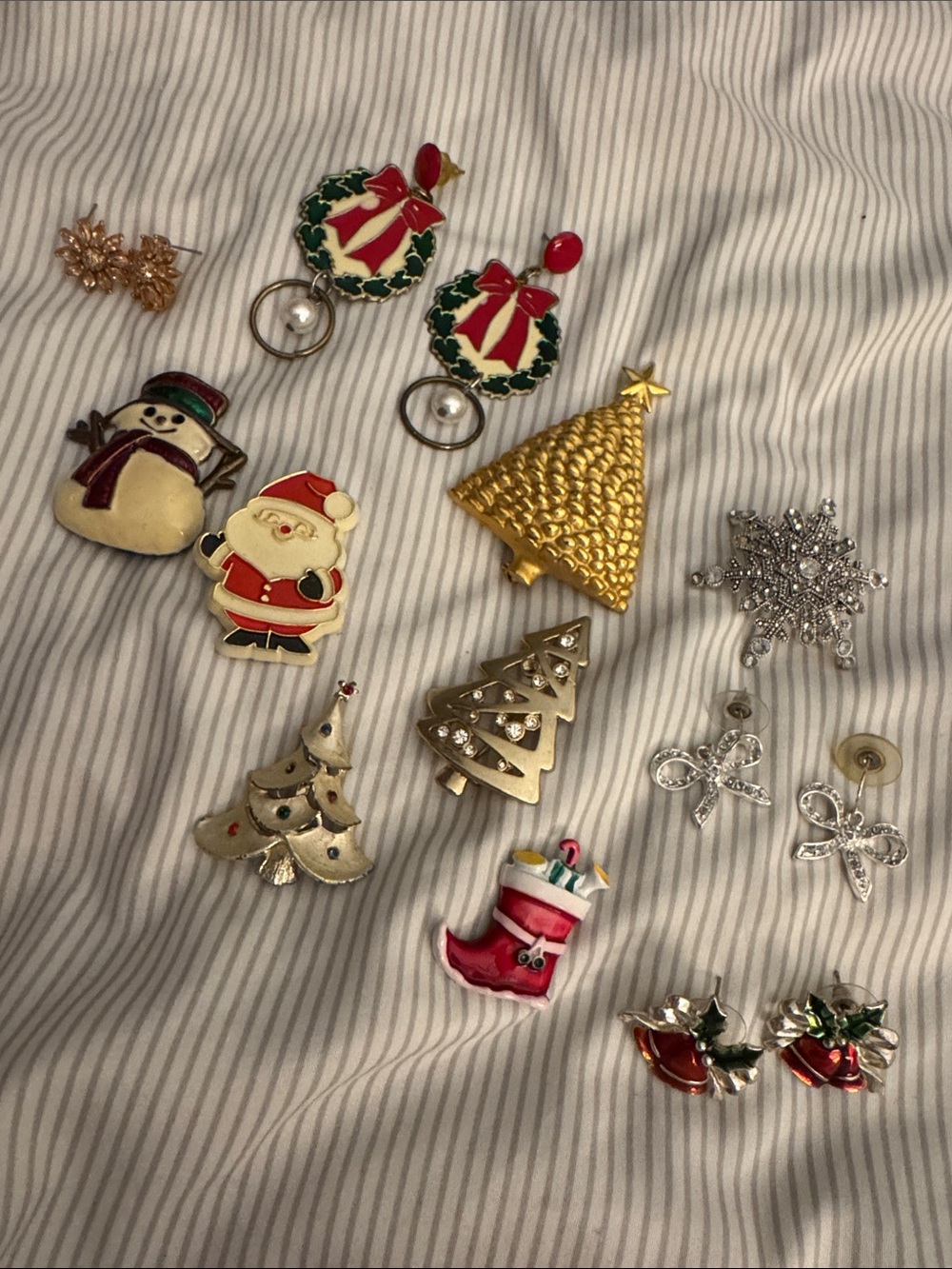 Lot of vintage Christmas brooches and earrings.
